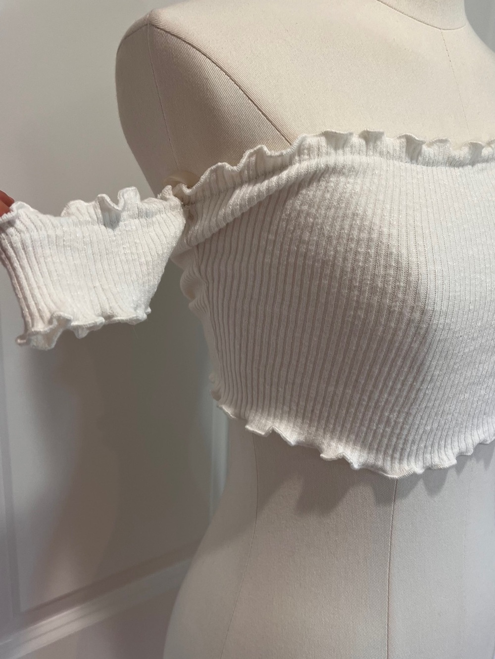 Better ❤️ Be Off-Shoulder White Ruffle Crop Top - Picture 2 of 5